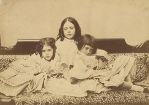 Edith, Ina i Alice Liddell na sofie, lato 1858.