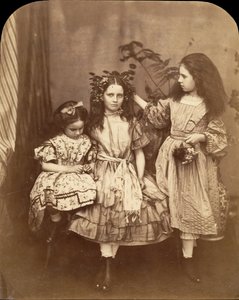 Flora Rankin, Irene MacDonald i Mary Josephine MacDonald w Elm Lodge, lipiec 1863. autorstwa Lewis Carroll