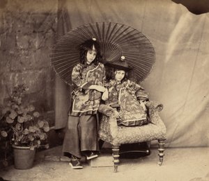 Lorina i Alice Liddell w chińskich strojach, 1860.
