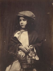 Młoda dziewczyna trzymająca koszyk autorstwa Lewis Carroll