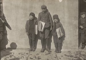 John Pento, 14 lat, Daniel i Angelo Pento, 7 lat, sprzedający gazety, Hartford, Connecticut