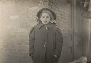 Mery Horn, stan garbusa pogarszany przez ciężar papierów, które nosiła. Hartford, Connecticut, marzec 1909