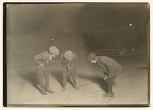 A Midnight Crap Game. autorstwa Lewis W. Hine