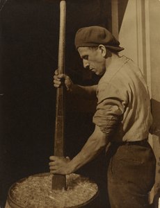 Pracownik fabryki autorstwa Lewis W. Hine