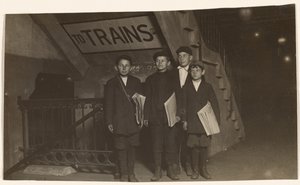 [Cztery Newsies przy wejściu do metra, Nowy Jork].