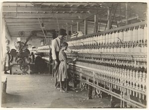 [Mężczyzna z dziewczyną przy przędzarce, przędzalnia bawełny w Karolinie Południowej]. autorstwa Lewis W. Hine