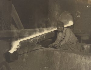 [Pomocnik frezera, fabryka lokomotyw Baldwin]. autorstwa Lewis W. Hine