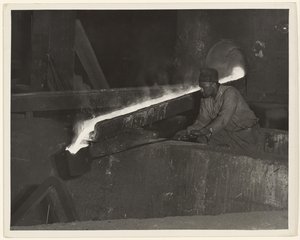 [Pomocnik frezera, Baldwin Locomotive Works, Eddystone, Pensylwania]. autorstwa Lewis W. Hine