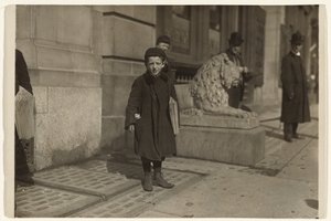 Newsboy autorstwa Lewis W. Hine