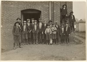 [Godzina dwunasta, King Mfg. Co., Augusta, Georgia]. autorstwa Lewis W. Hine