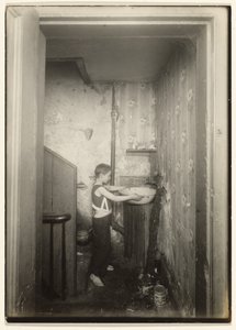 Jeden króciec na całe piętro kamienicy, N.Y. autorstwa Lewis W. Hine
