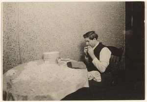 Zwijanie papierosów w N.Y. Tenement/[Praca domowa]