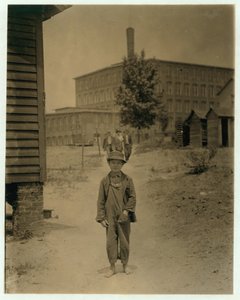 12-letni Eddie Norton, zarabia około 40 centów dziennie jako zamiatacz w Saxon Mill, Spartanburg, Karolina Północna, 1912 autorstwa Lewis Wickes Hine