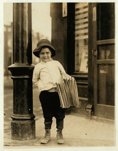 6-letni gazeciarz, znany jako Little Fattie i mający tylko metr i cztery cale wzrostu, pracuje od roku w St. Louis w stanie Missouri, 1910