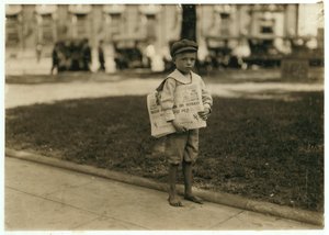 7-letni gazeciarz Ferris w Mobile, Alabama, 1914 autorstwa Lewis Wickes Hine
