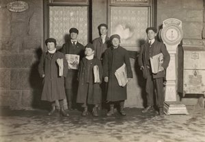 20:30. Grupa chłopców sprzedających gazety na dworcu, Hartford, Connecticut. Najmłodszy chłopiec ma 11 lat. autorstwa Lewis Wickes Hine