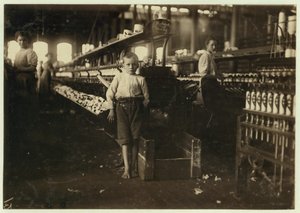 Ośmioletni Leo, mający tylko 4 stopy wzrostu, podnosi szpulki za 15 centów dziennie w Elk Cotton Mills, Fayetteville, Tennessee, 1910 autorstwa Lewis Wickes Hine