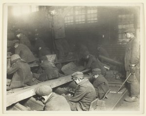 Widok pracowników w łamaczu Ewen firmy Pennsylvania Coal Company autorstwa Lewis Wickes Hine
