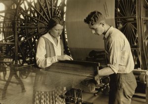 Chłopiec i dziewczynka pracujący przy krośnie w Cheney Silk Mills w South Manchester, Connecticut autorstwa Lewis Wickes Hine