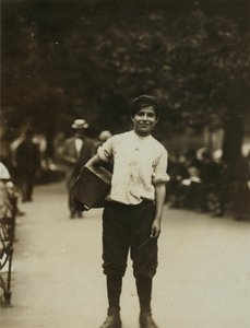 Młody pucybut pracujący na Union Square w Nowym Jorku autorstwa Lewis Wickes Hine