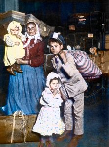 Przybycie rodziny włoskich imigrantów na Ellis Island (Nowy Jork) w Stanach Zjednoczonych w 1905 roku. autorstwa Lewis Wickes Hine