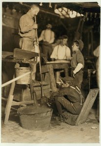Dmuchawa i pleśń w Seneca Glass Works, Morgantown, West Virginia, 1908 autorstwa Lewis Wickes Hine