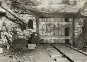 Chłopiec czekający na transport węgla autorstwa Lewis Wickes Hine