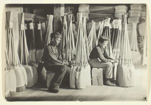 Chłopcy w pakowalni, Brown Mfg. Company, Evansville, Ind. autorstwa Lewis Wickes Hine