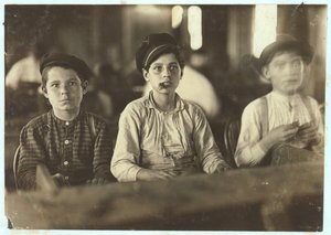 Chłopcy robiący cygara w Englehardt und Co, Tampa, Floryda, 1909 autorstwa Lewis Wickes Hine