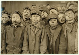 Chłopcy z łamaczy (którzy sortują węgiel ręcznie) w Hughestown Borough Coal Co. Pittston, Pensylwania, 1911 autorstwa Lewis Wickes Hine
