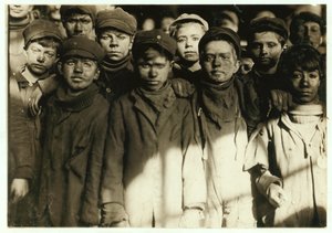 Chłopcy z łamaczy (którzy sortują węgiel ręcznie) w Hughestown Borough Coal Co. Pittston, Pensylwania, 1911 autorstwa Lewis Wickes Hine