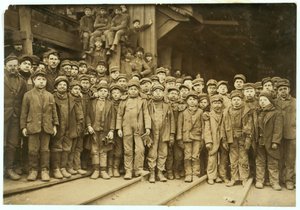 Chłopcy sortujący węgiel ręcznie w Ewen Breaker of Pennsylvania Coal Co, South Pittston, Pennsylvania, 1911 r. autorstwa Lewis Wickes Hine