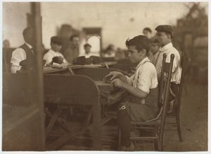 Praktykant dziecięcy w Fabryce Cygar De Pedro Casellas, Tampa, Floryda, 1909 r. autorstwa Lewis Wickes Hine