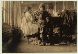 Dziecięcy raveler i looper w Loudon Hosiery Mills, Tennessee, 1910 autorstwa Lewis Wickes Hine