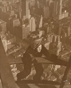 Wspinaczka po belkach Empire State - 100 pięter w górę autorstwa Lewis Wickes Hine