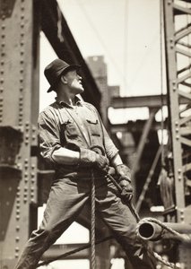 Operator dźwigu na Empire State Building autorstwa Lewis Wickes Hine