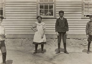 Edward St. Germain i jego siostra Delia, pracownicy młyna, Phoenix, Rhode Island, kwiecień 1909 autorstwa Lewis Wickes Hine