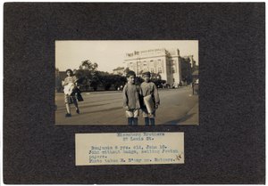 Bracia Eisenberg, 27 Lewis Street, Nowy Jork, c.1910-13 autorstwa Lewis Wickes Hine