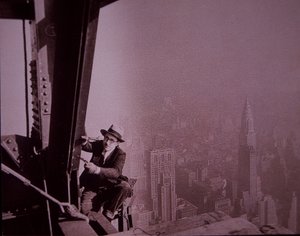 Empire State Building w budowie, pokazujący inspektora sprawdzającego prace autorstwa Lewis Wickes Hine