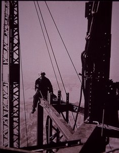Empire State Building w budowie, pokazujący śrubokręt z kluczem autorstwa Lewis Wickes Hine