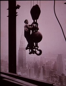 Empire State Building w budowie, ukazujący członka załogi derrick autorstwa Lewis Wickes Hine
