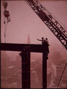 Empire State Building w budowie, pokazujący układanie stalowego dźwigara autorstwa Lewis Wickes Hine