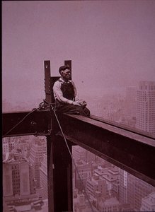 Empire State Building w budowie, pokazujący robotnika na przerwie