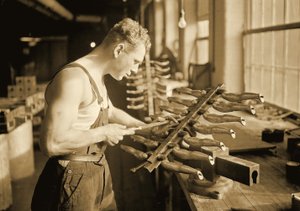 Pracownik fabryki Paragon Rubber Company, Massachusetts. 1936 autorstwa Lewis Wickes Hine