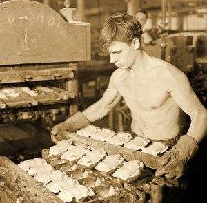 Pracownik fabryki Paragon Rubber Company, Massachusetts. 1936 autorstwa Lewis Wickes Hine