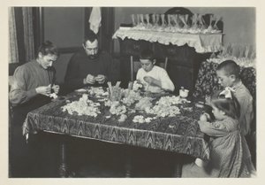 Rodzina tworząca kwiaty autorstwa Lewis Wickes Hine