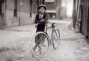 Piętnastoletni chłopiec na posłańcu pracujący dla Mackay Telegraph Company, Waco, Teksas, 1913 autorstwa Lewis Wickes Hine