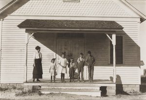 Pięciu uczniów obecnych w Szkole nr 6, Dystrykt 3, Fort Michigan, Kolorado, 1915 autorstwa Lewis Wickes Hine