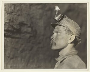 "Follow The Gleam", walijski górnik w kopalni Pa. Kopalnia węgla milę od światła dziennego autorstwa Lewis Wickes Hine