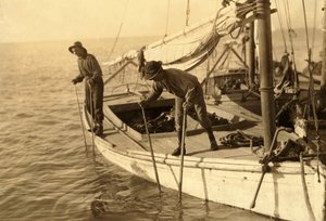 Fred, młody poławiacz ostryg, pracujący na łodzi do połowu ostryg w Zatoce Mobile, Rafa, niedaleko Bayou La Batre autorstwa Lewis Wickes Hine